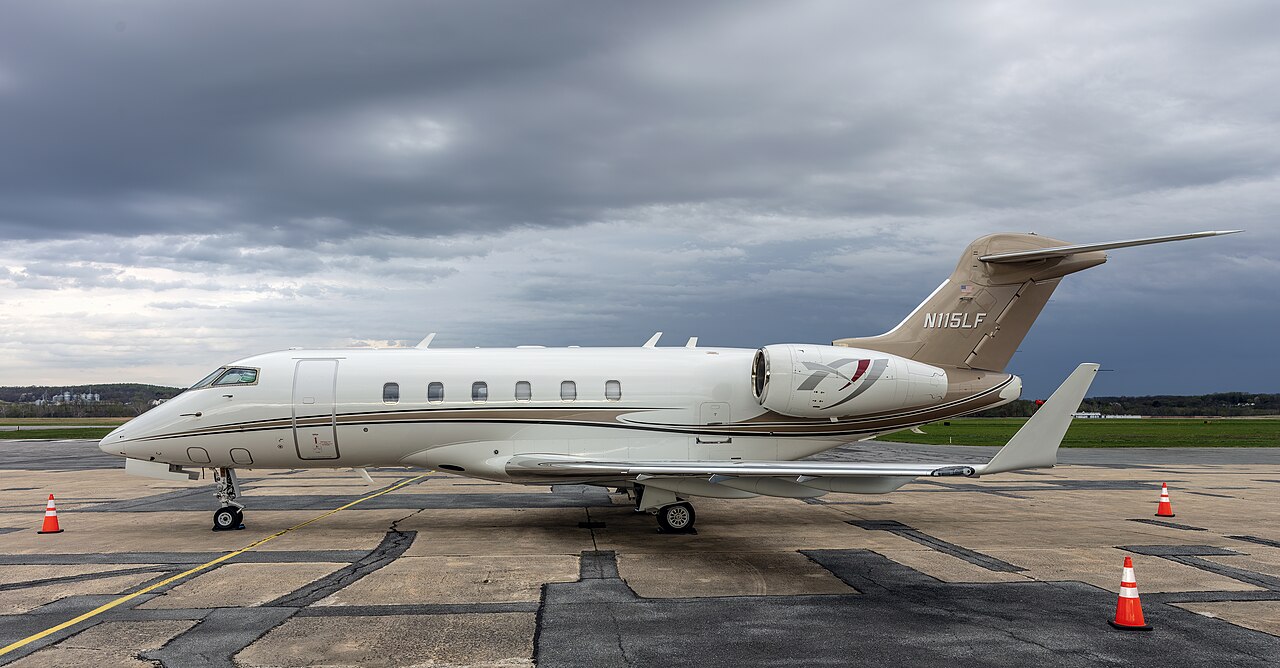 Bombardier Challenger 300 super mid jet
