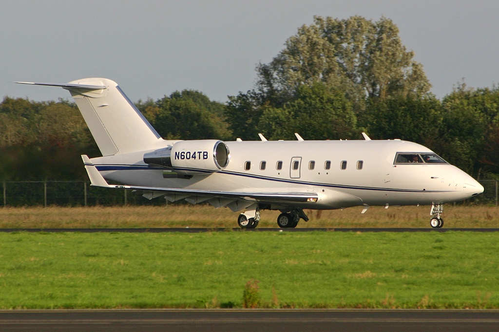 Bombardier Challenger 604 heavy jet