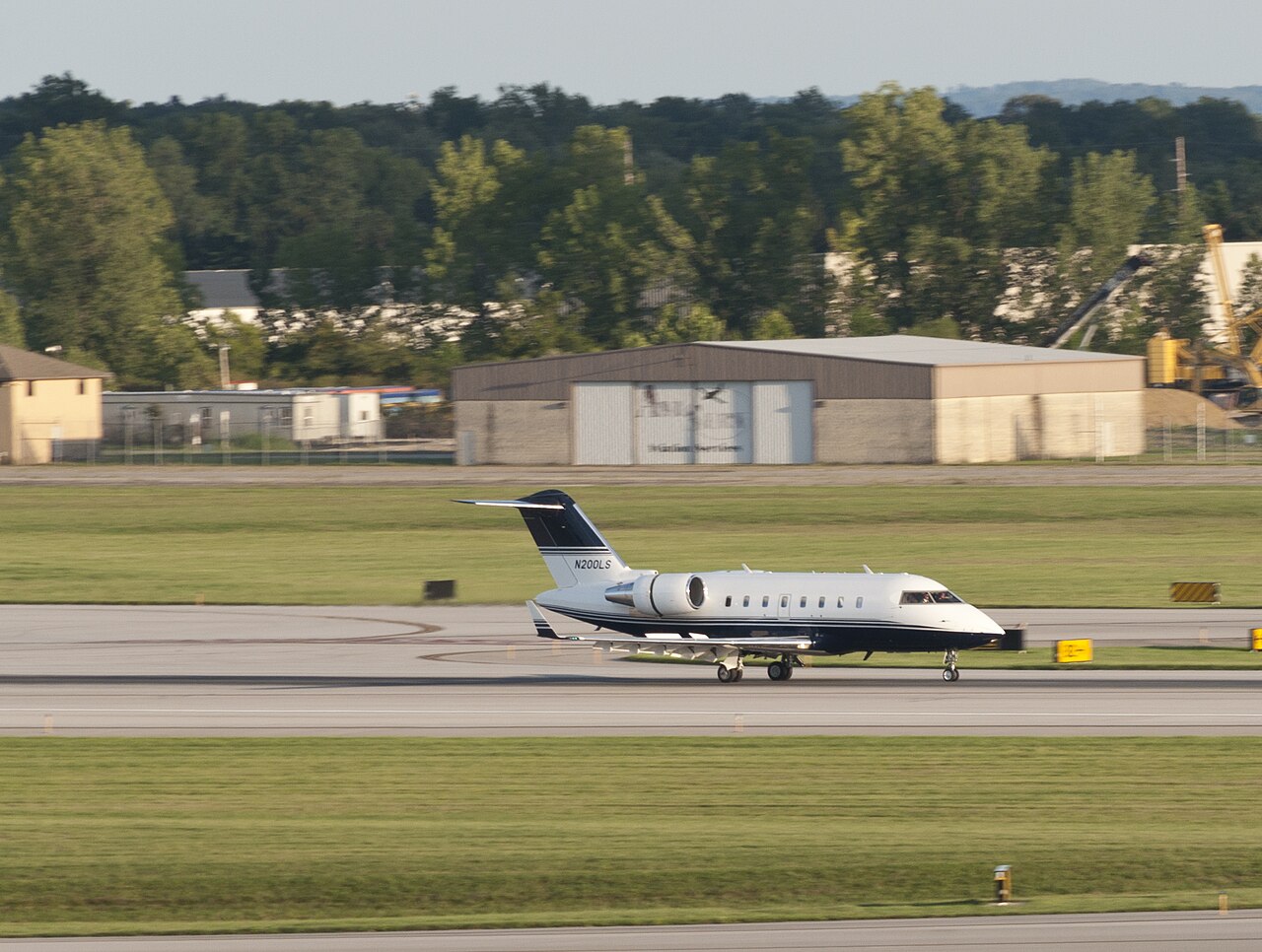 Bombardier Challenger 605 heavy jet
