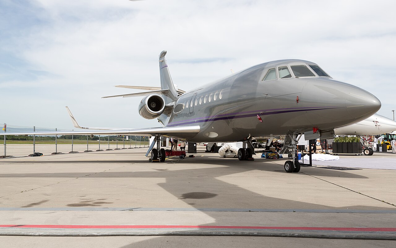 Dassault Falcon 2000 heavy jet