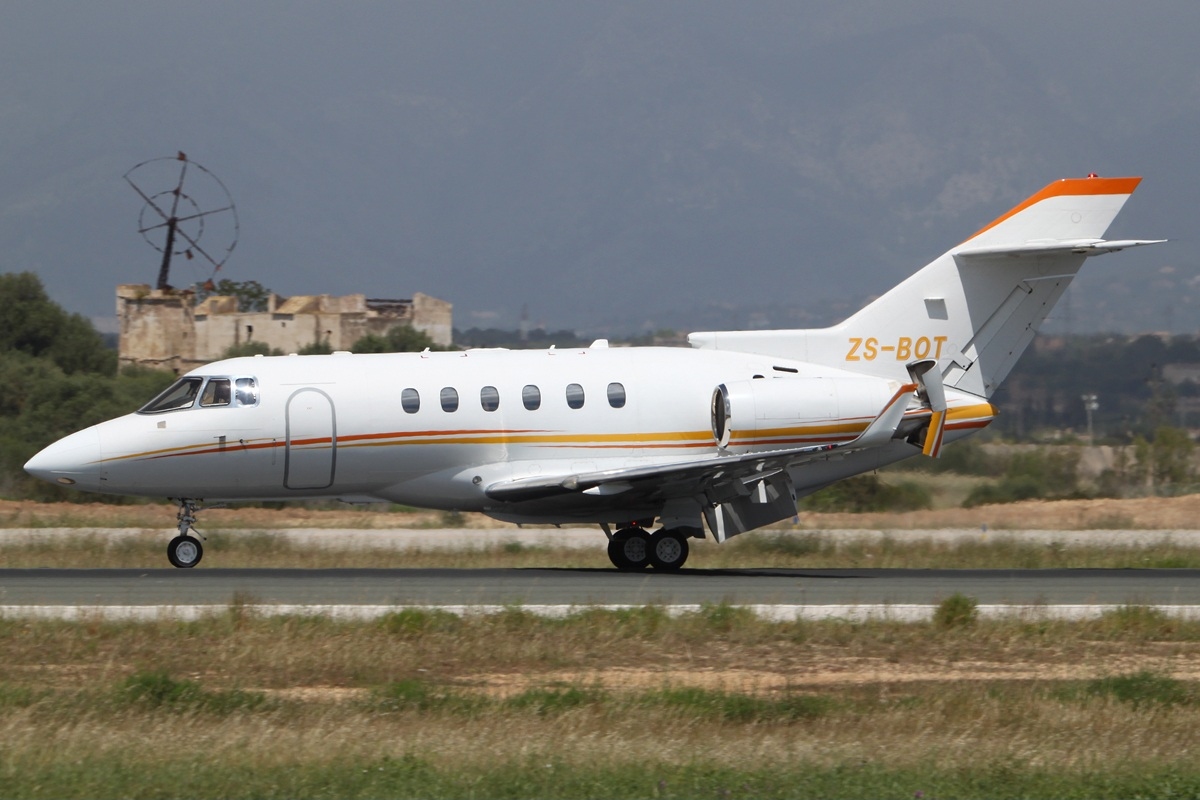 Hawker 900XP mid jet