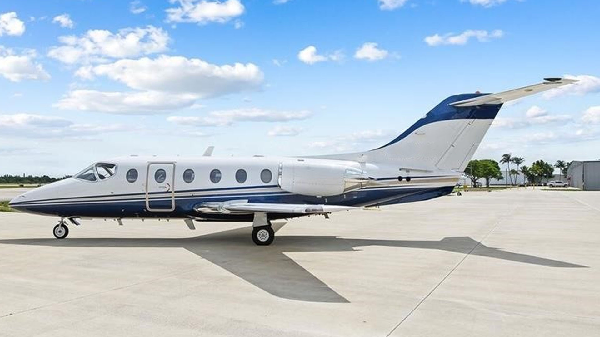 N106KH Fixed wing multi‑engine business jet private jet