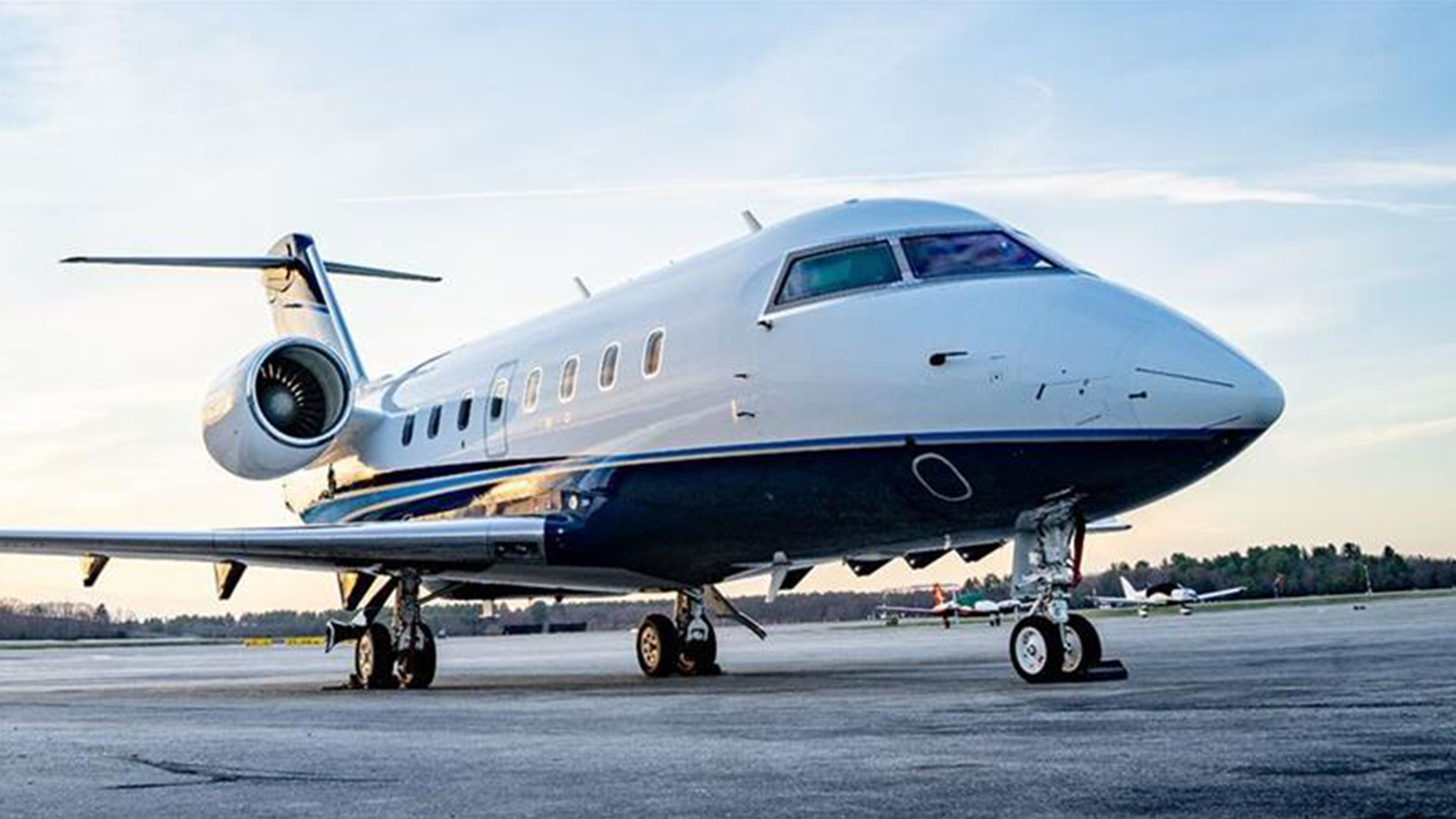 N135SM Bombardier Challenger 604 private jet