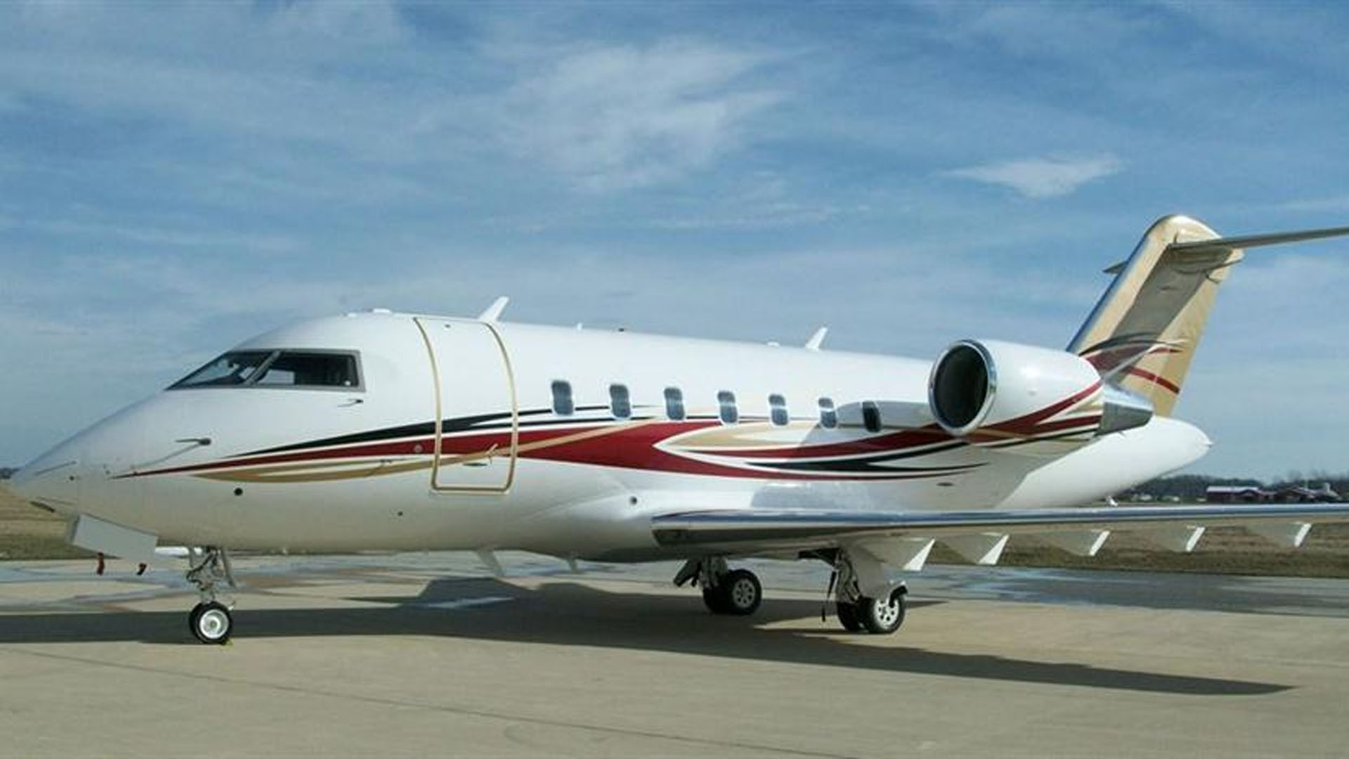 N138DM Bombardier Challenger 604 private jet