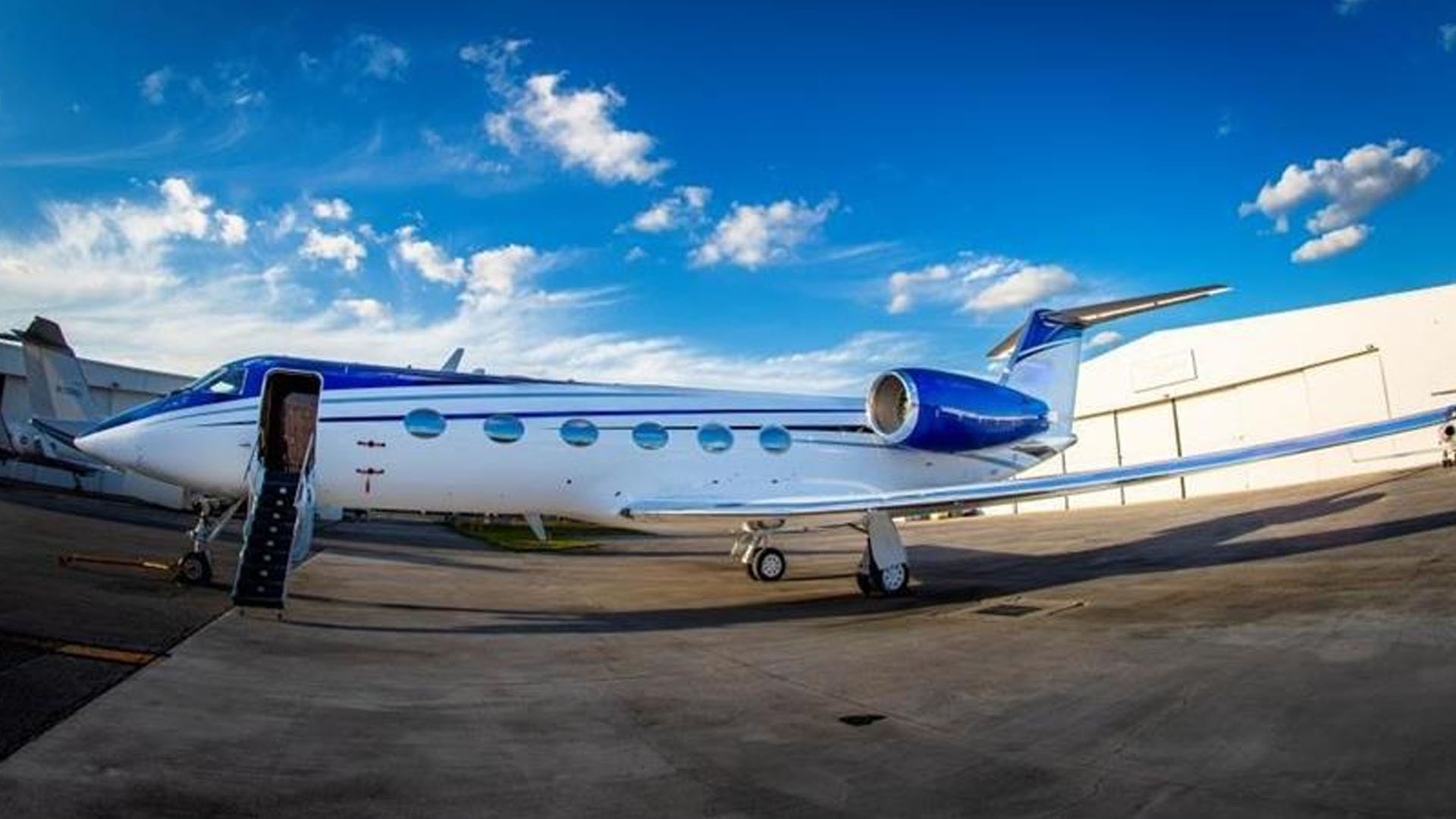 N146BG Fixed wing multi-engine business jet private jet