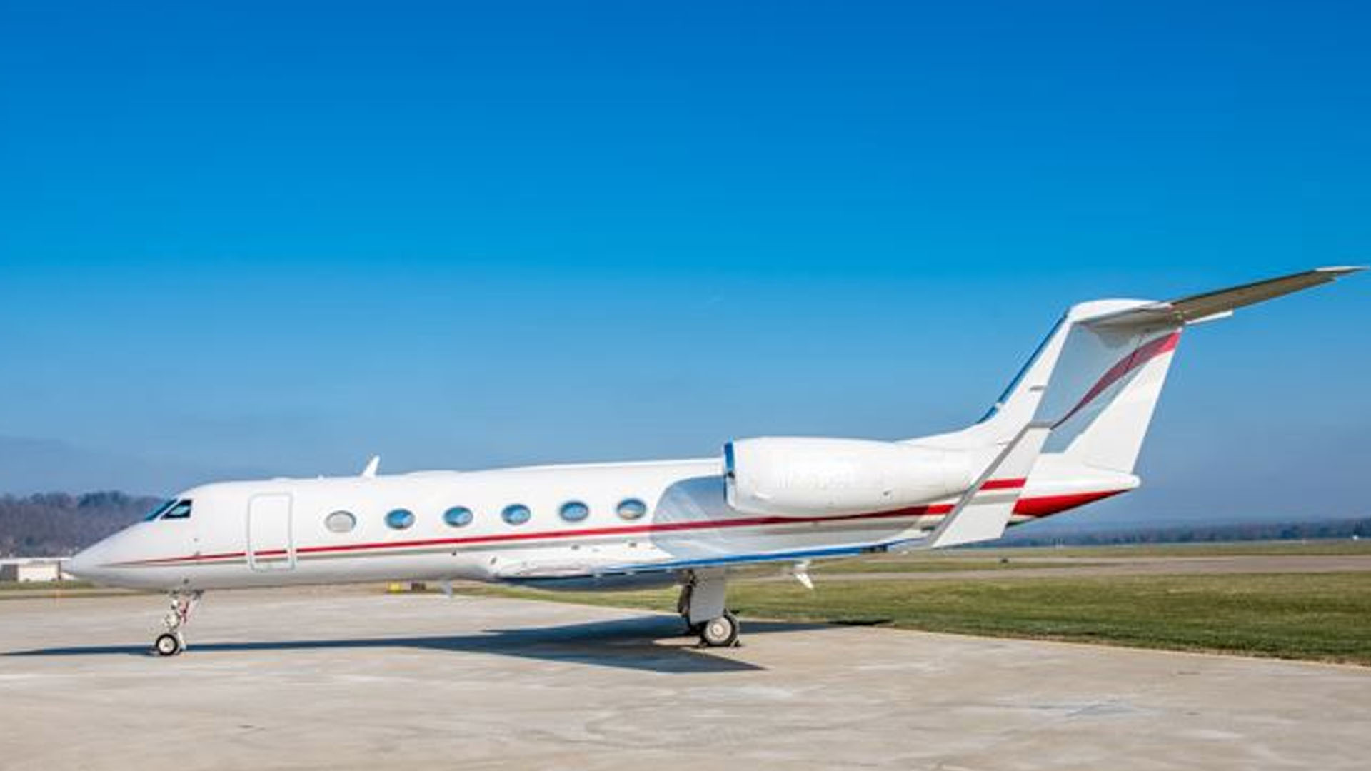 N14717 Fixed wing multi-engine business jet private jet