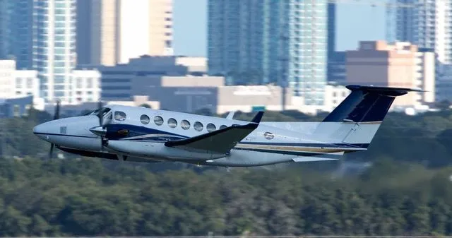 King Air 350 (2000) — N166CL