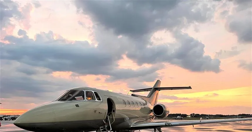 Hawker 800 — N244FL