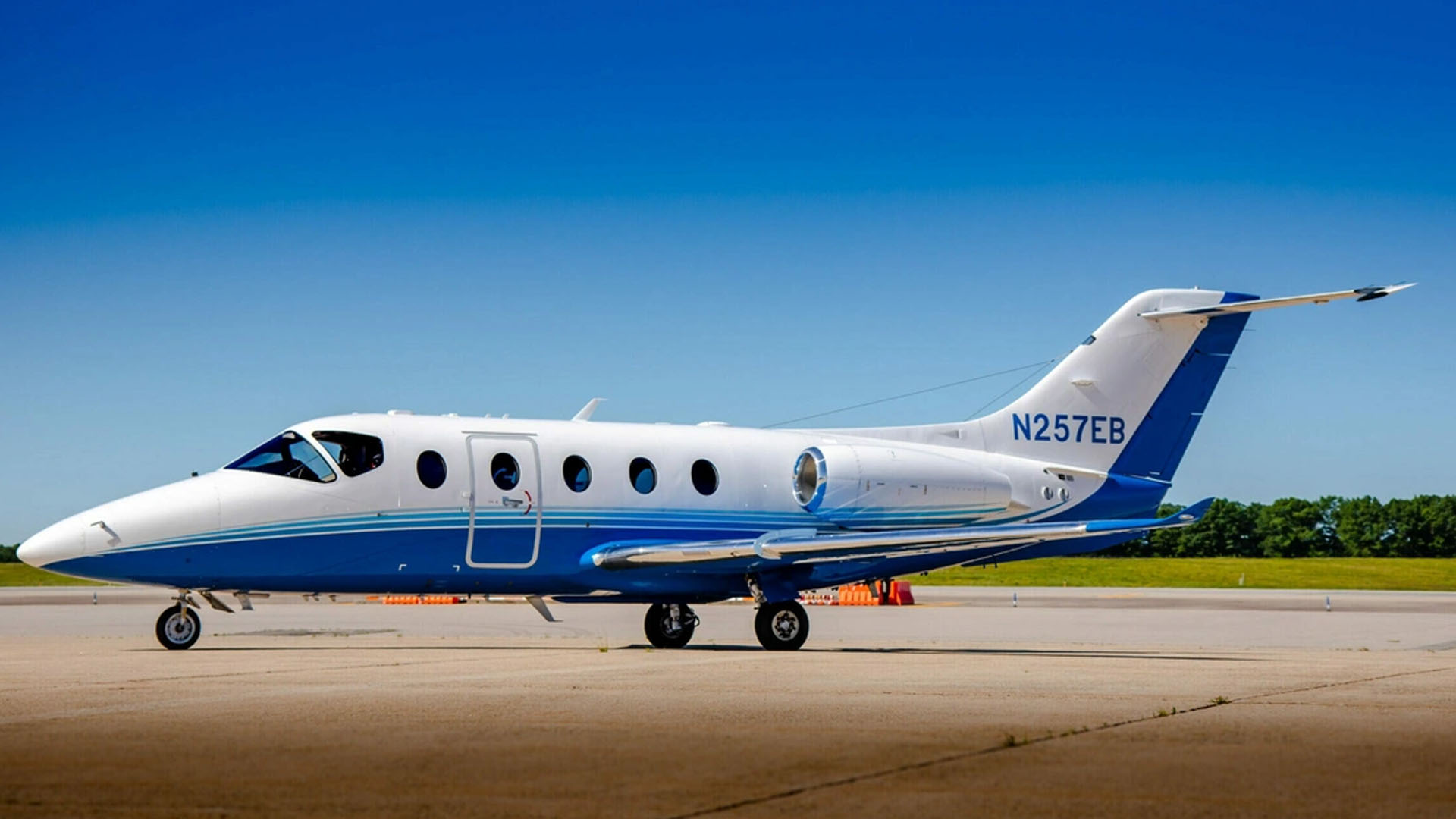 N257EB Fixed‑wing business jet private jet