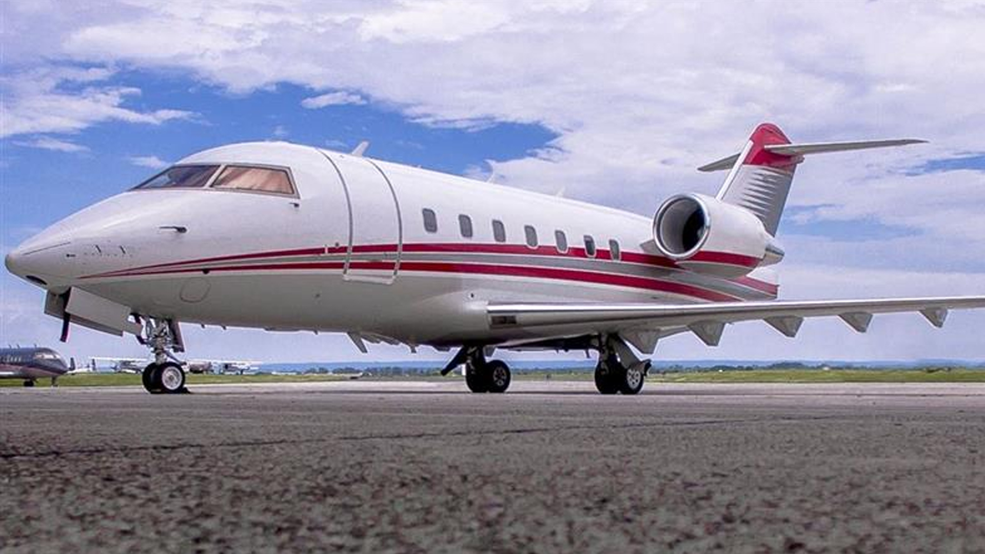 Bombardier Challenger 604 (1999) — N327TW