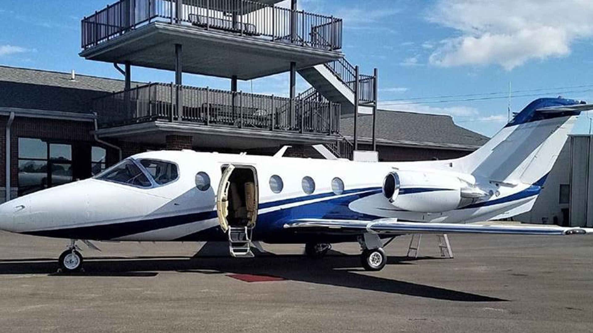 N330R Hawker 400XP private jet