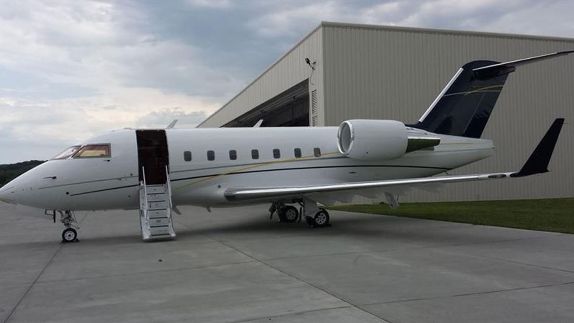 N359V Bombardier Challenger 604 private jet