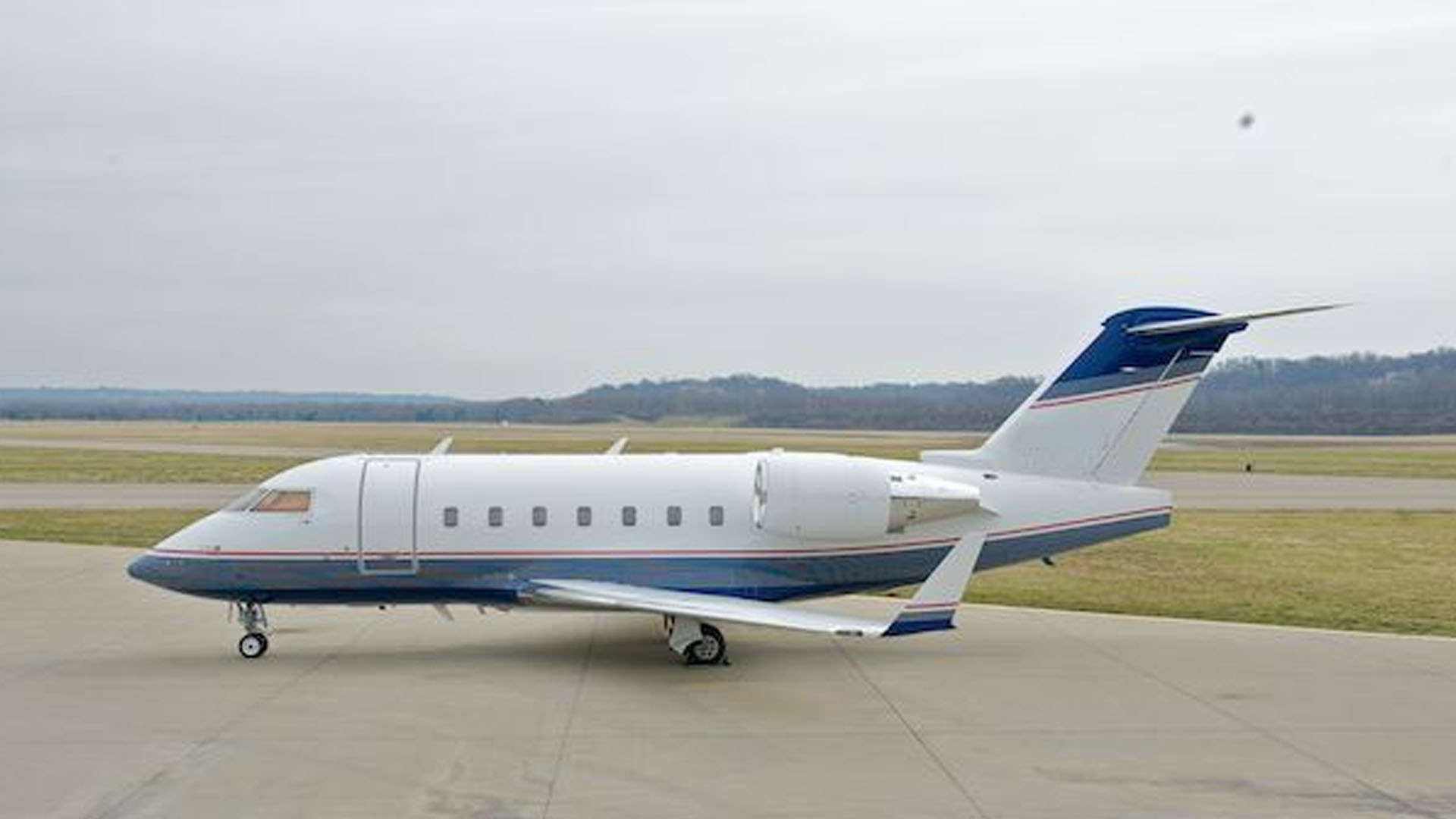 N3726 Bombardier Challenger 604 private jet
