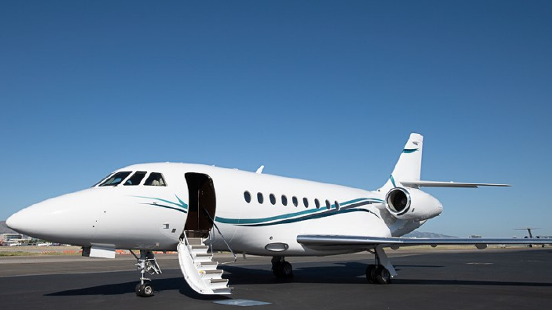 N42ST Dassault Falcon 2000 private jet