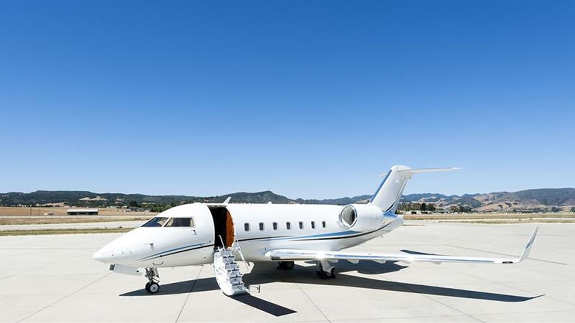 N438E Bombardier Challenger 604 private jet