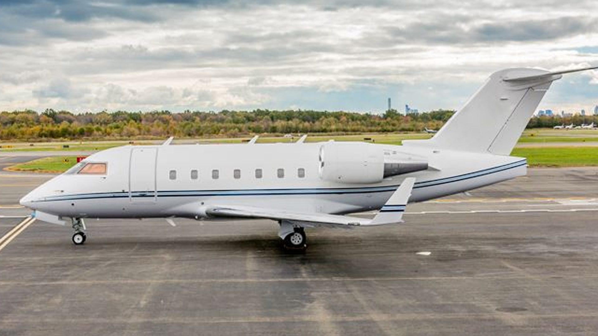 N500PG Bombardier Challenger 604 private jet