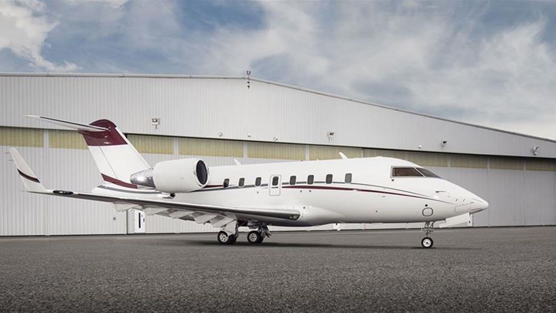 Bombardier Challenger 650 (2018) — N562RT