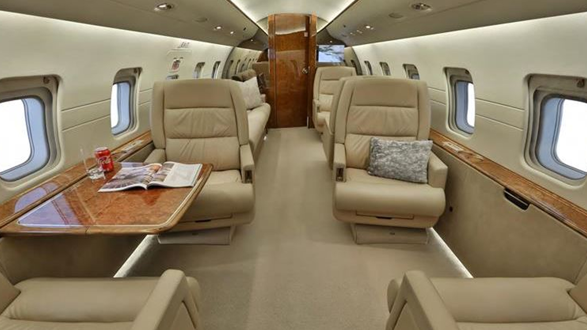 Bombardier Challenger 604 (2000) — N579RS