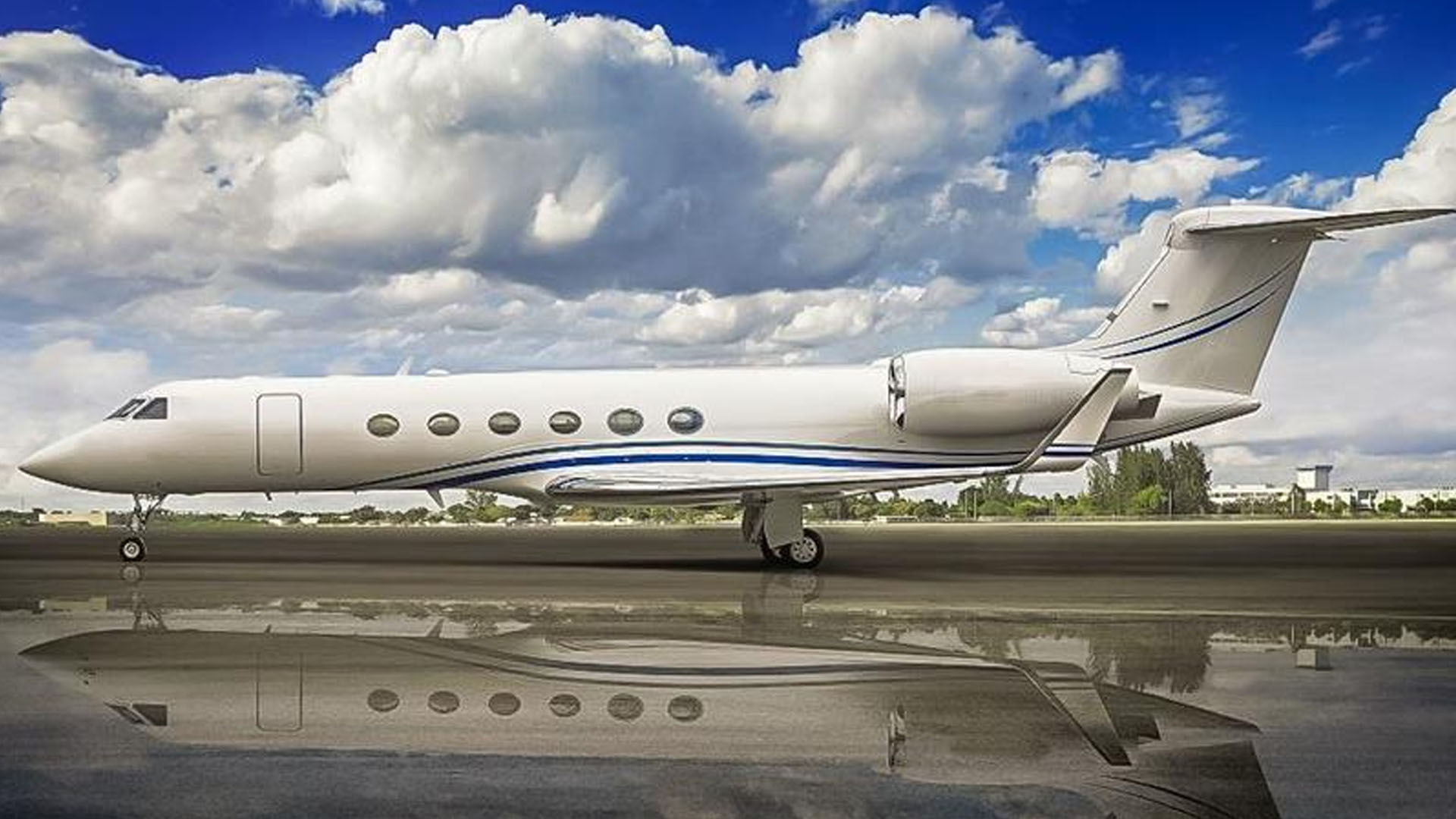 Gulfstream GV (2000) — N588AT