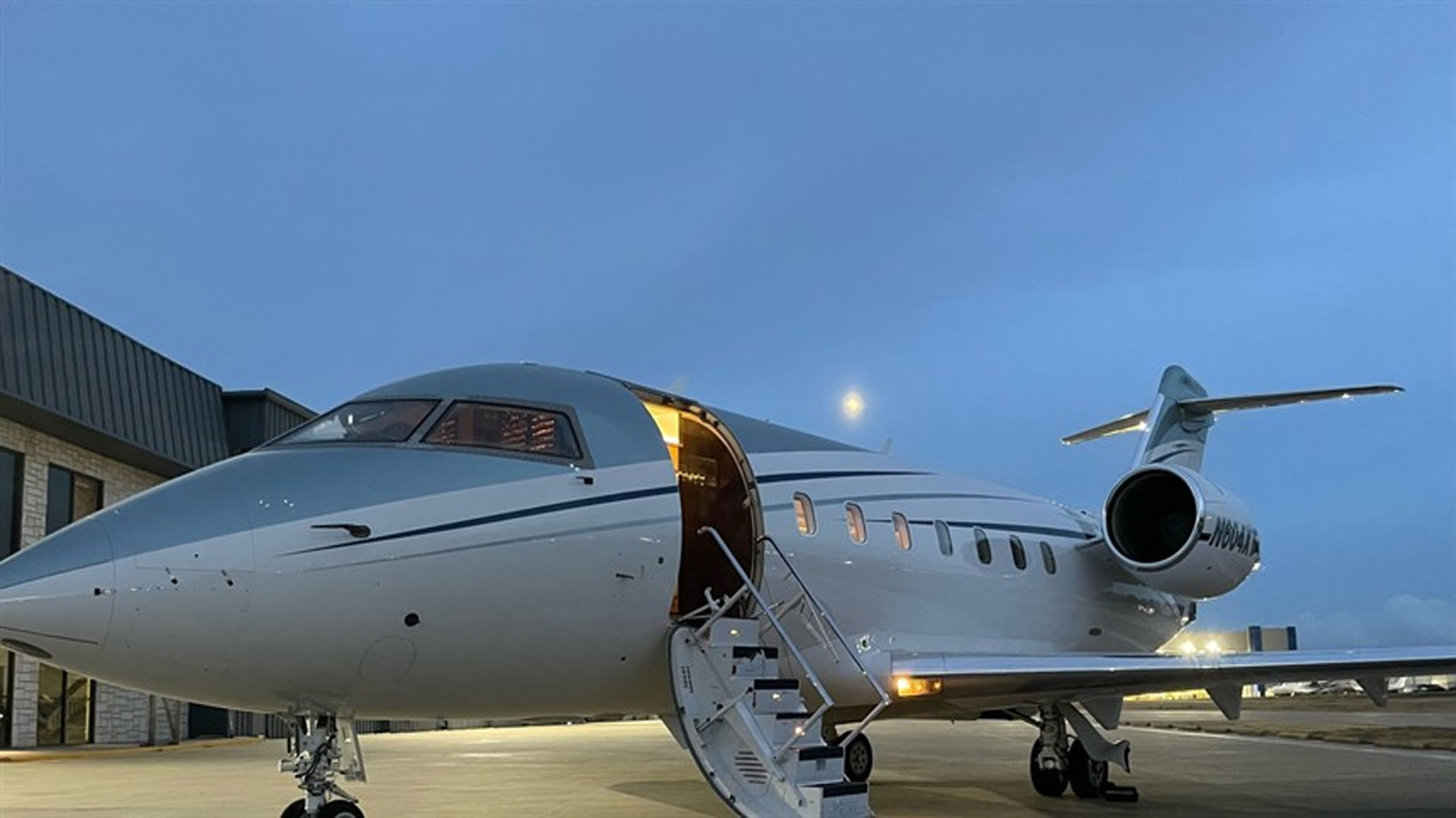 Bombardier Challenger 604 (1996) — N604XT