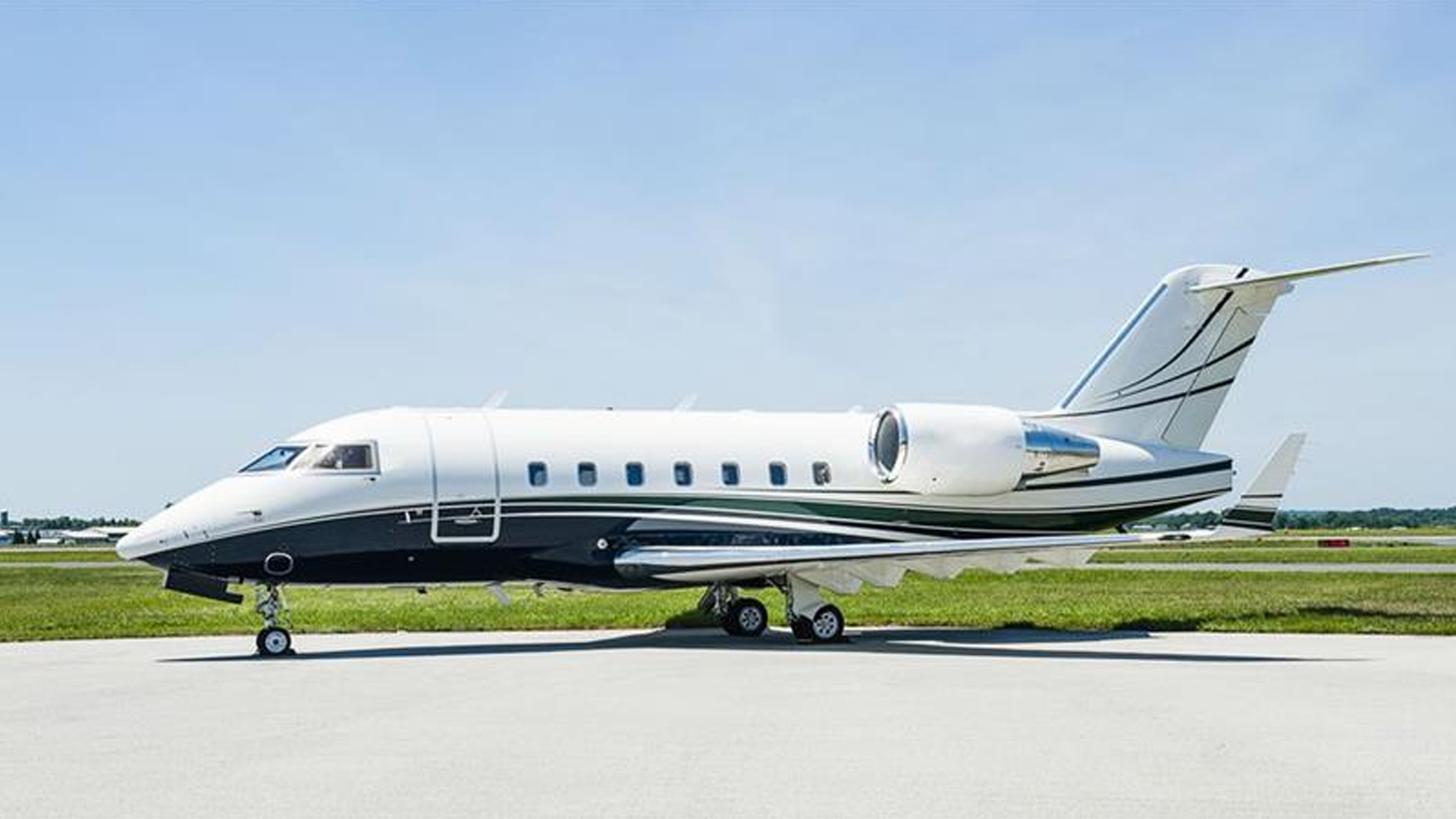 N611AZ Bombardier Challenger 605 private jet