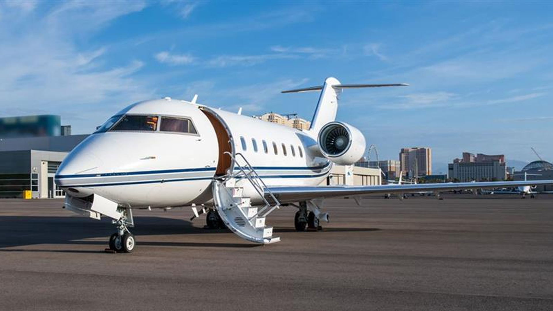 Bombardier Challenger 604 (2005) — N648CR