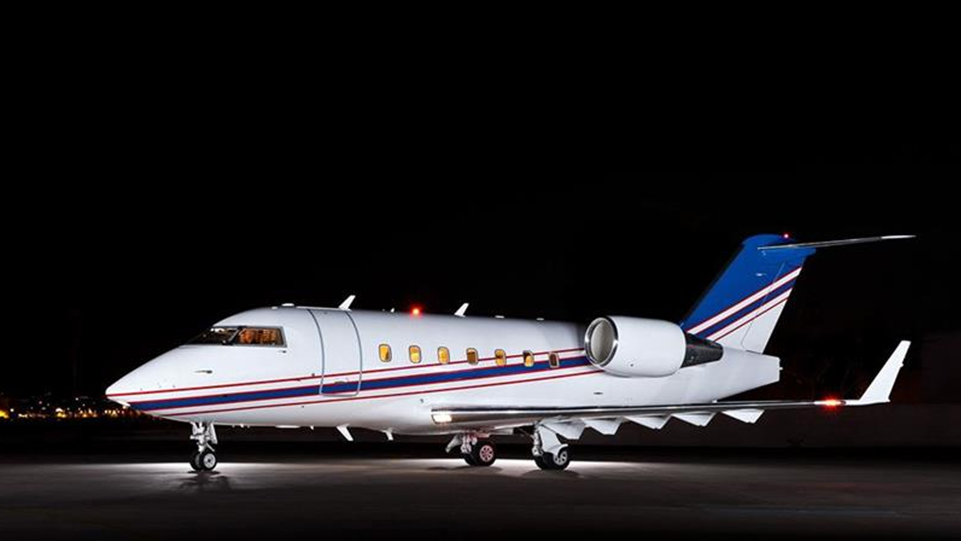 Bombardier Challenger 604 (2000) — N698RS