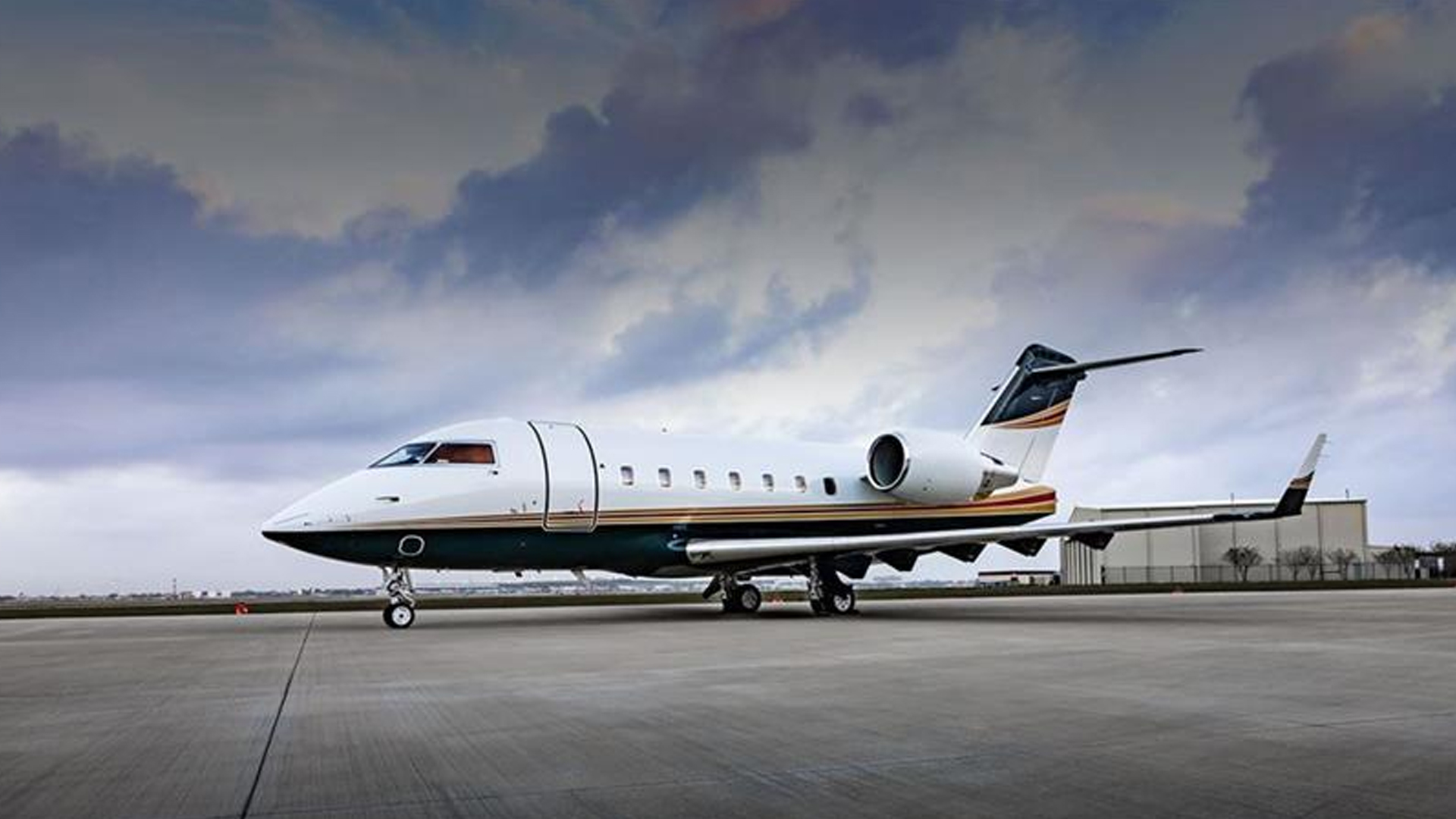 Bombardier Challenger 604 (2000) — N69DT