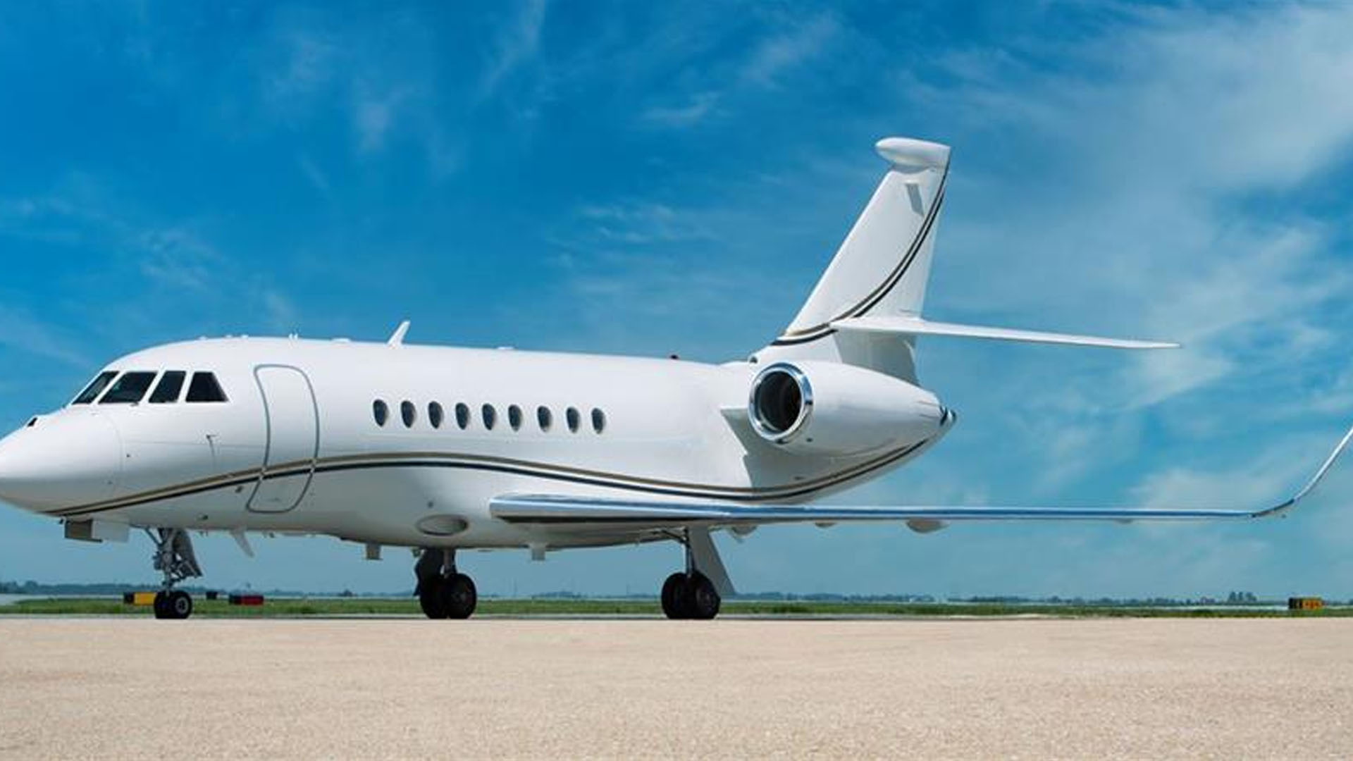 N700DS Dassault Falcon 2000 private jet