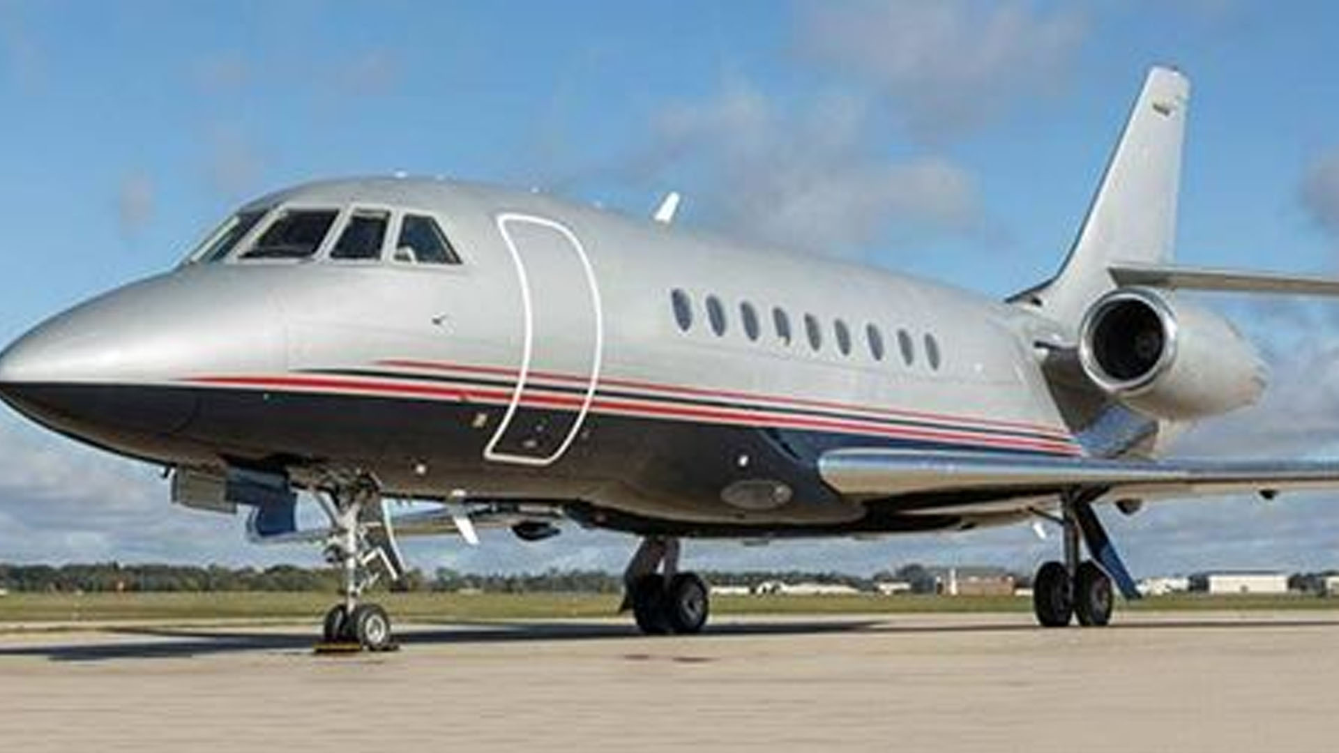 Dassault Falcon 2000 (2001) — N702NW