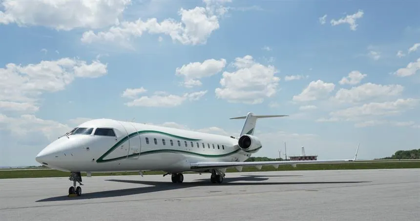 Bombardier Challenger 850 (1996) — N715AV
