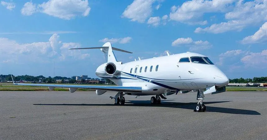 Bombardier Challenger 300 (2007) — N717JJ