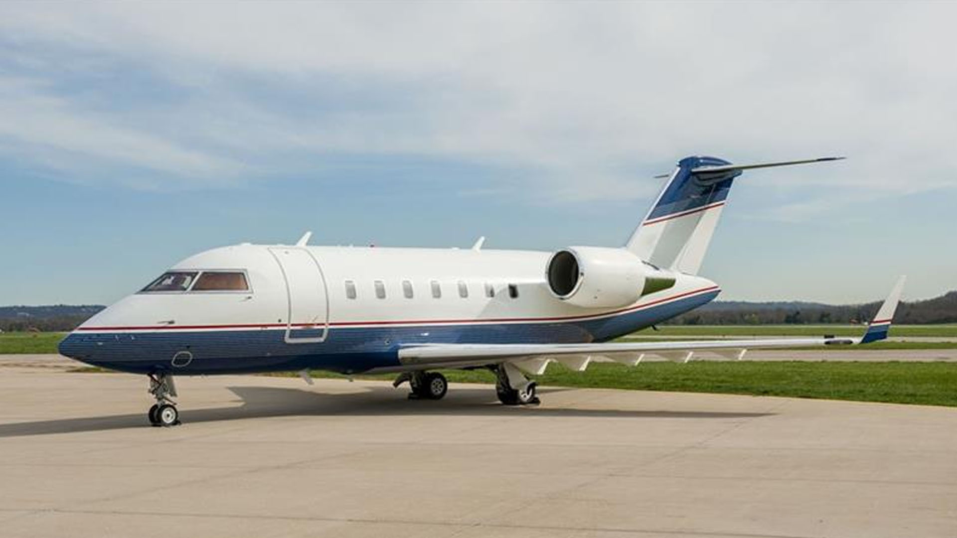 Bombardier Challenger 605 (2012) — N736MG