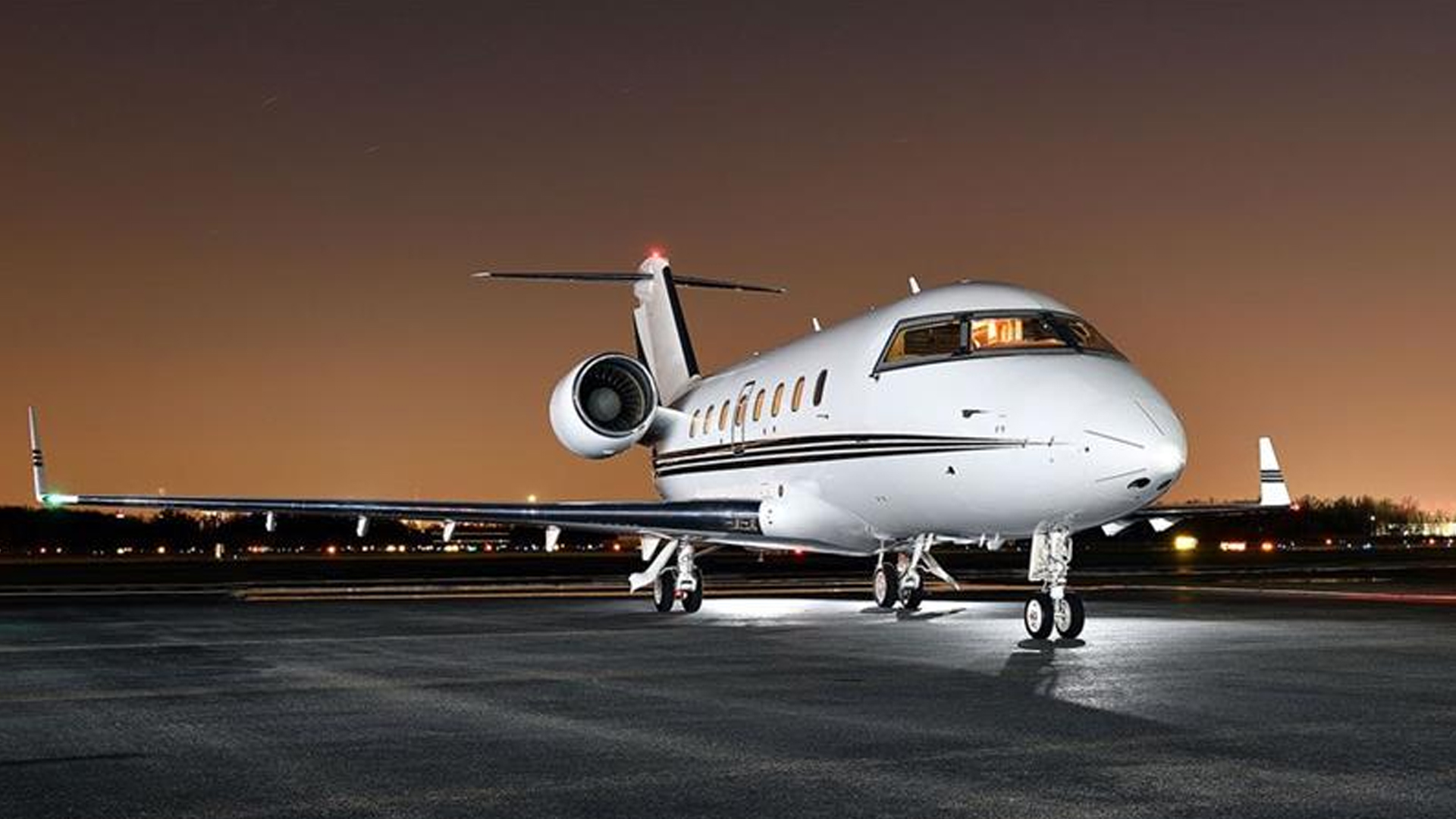 Bombardier Challenger 604 (1994) — N807DD