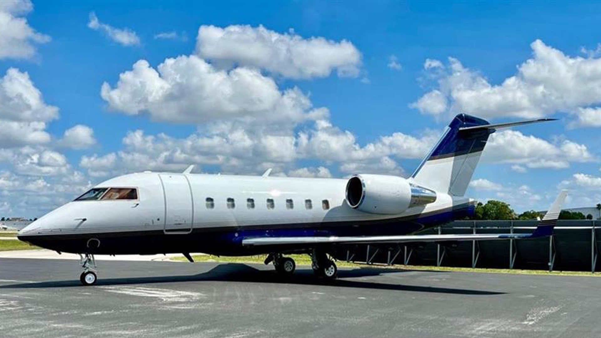 Bombardier Challenger 604 (1996) — N810D