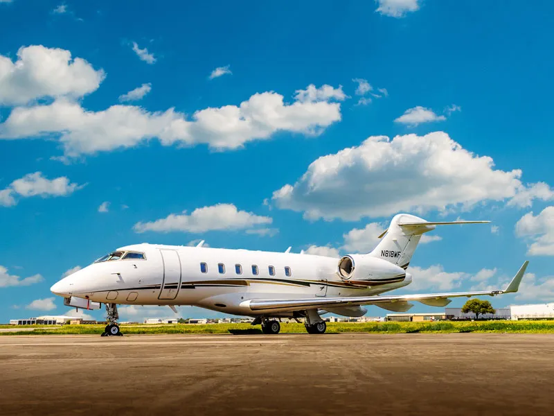 Bombardier Challenger 300 (2012) — N818WF