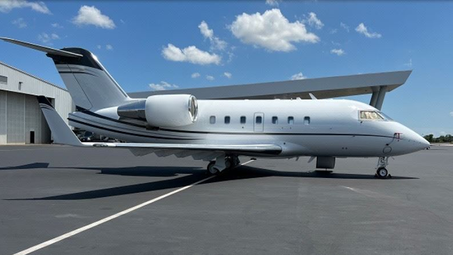 Bombardier Challenger 604 (1990) — N855MM