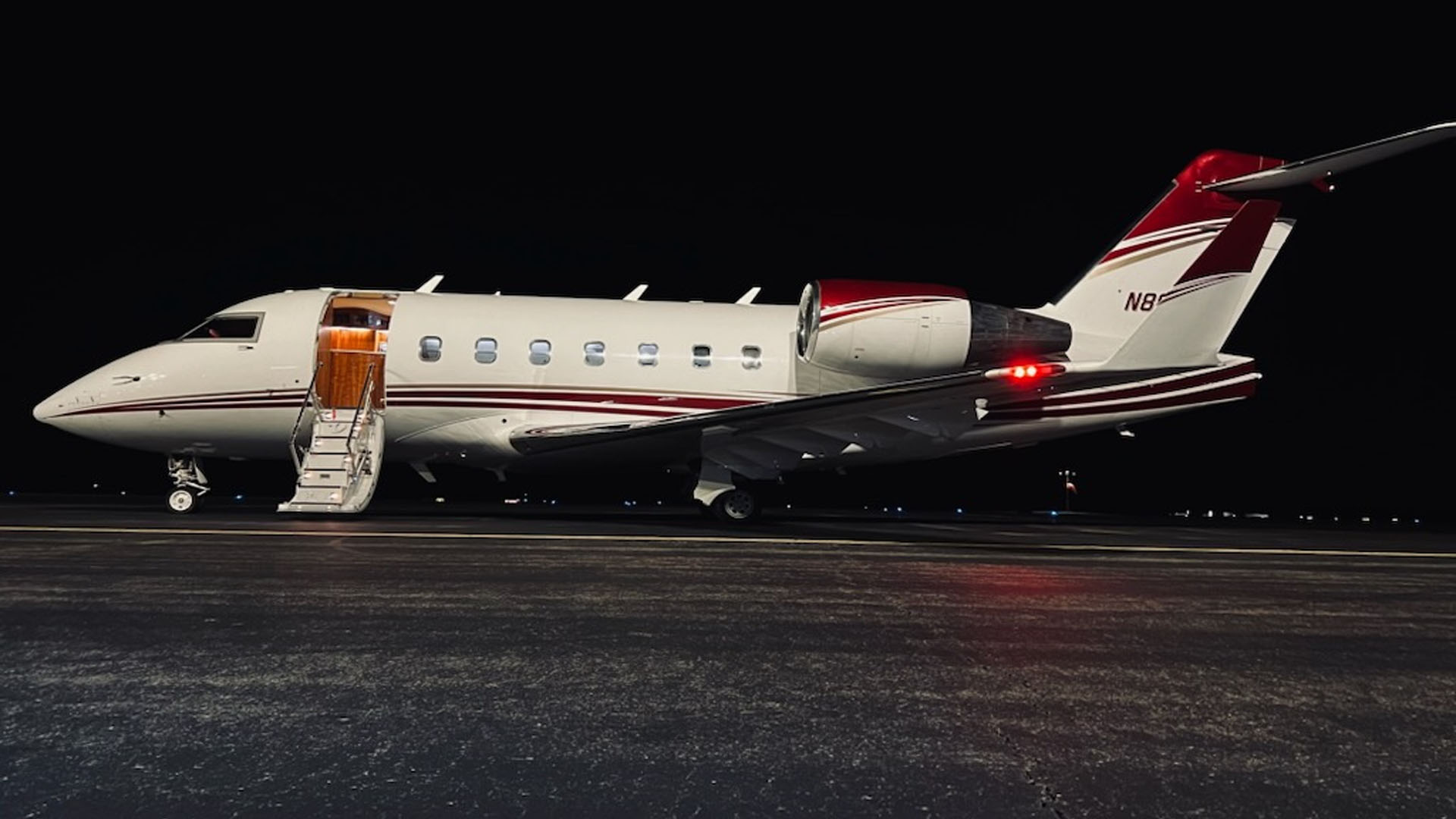Bombardier Challenger 604 (1996) — N888DH
