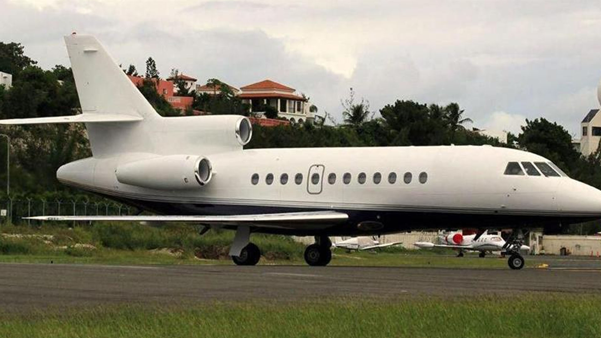 Dassault Falcon 900 (1996) — N918MV
