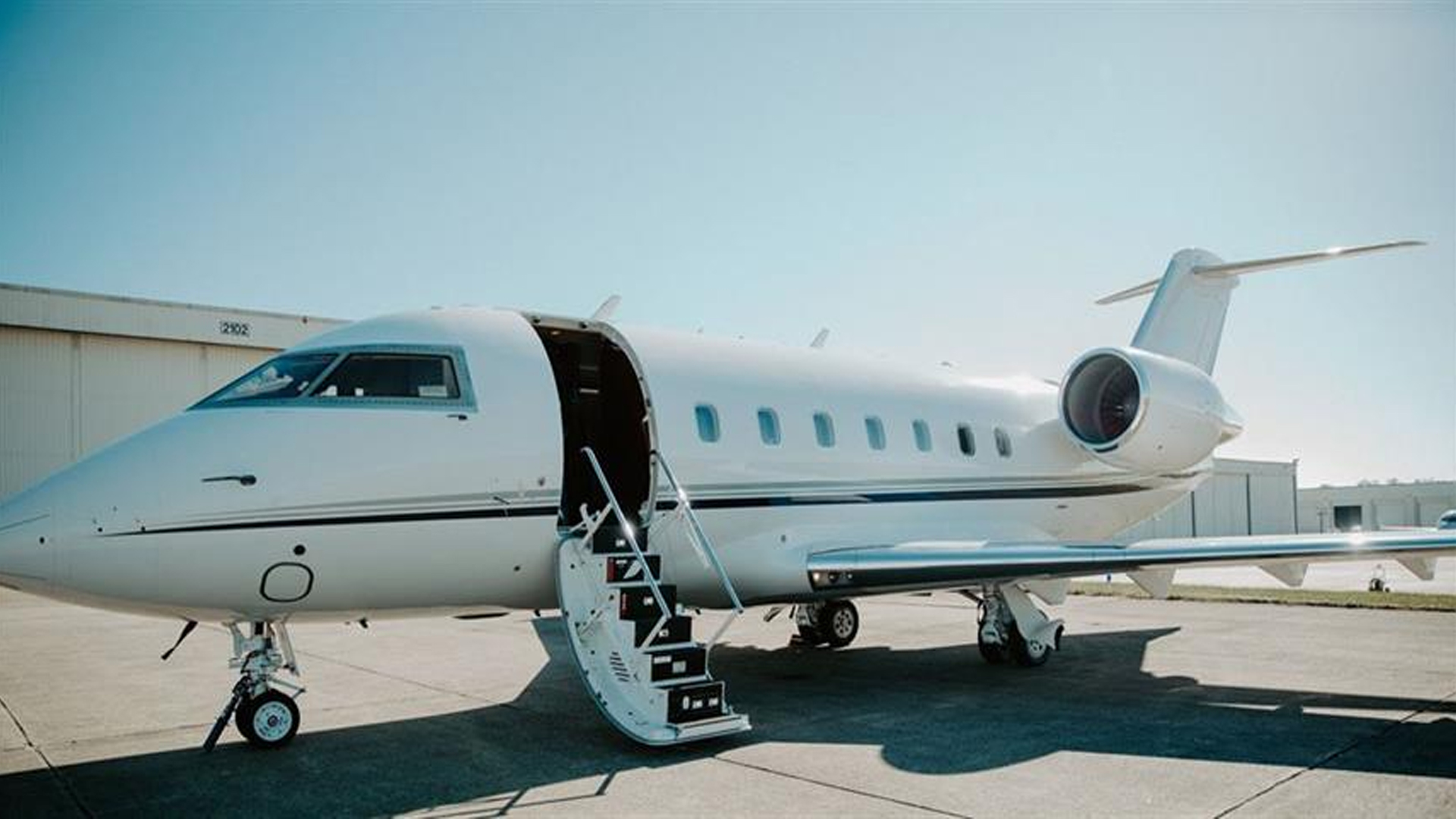 Bombardier Challenger 604 (2002) — N925AF