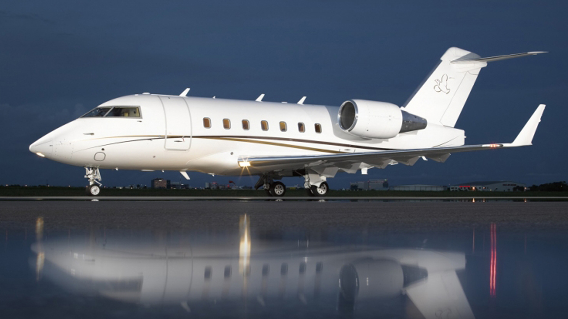 Bombardier Challenger 604 (1998) — N945FS